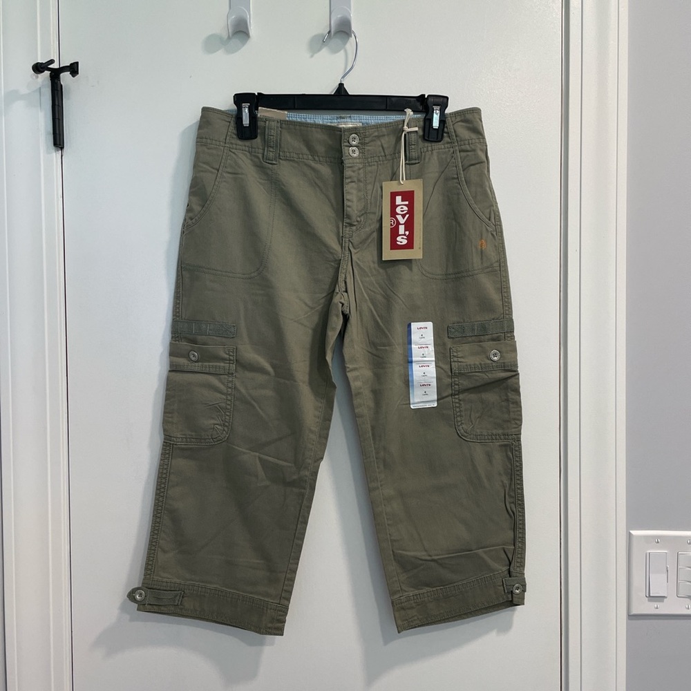 BNWT Levi’s Cargo Capris Size 4